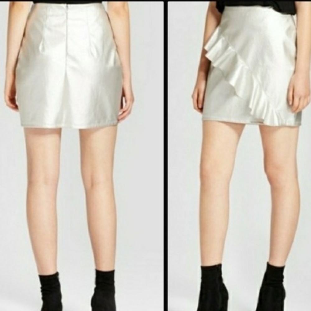 🔥 NWOT metallic Champagne Faux Leather Ruffle Mini Skirt